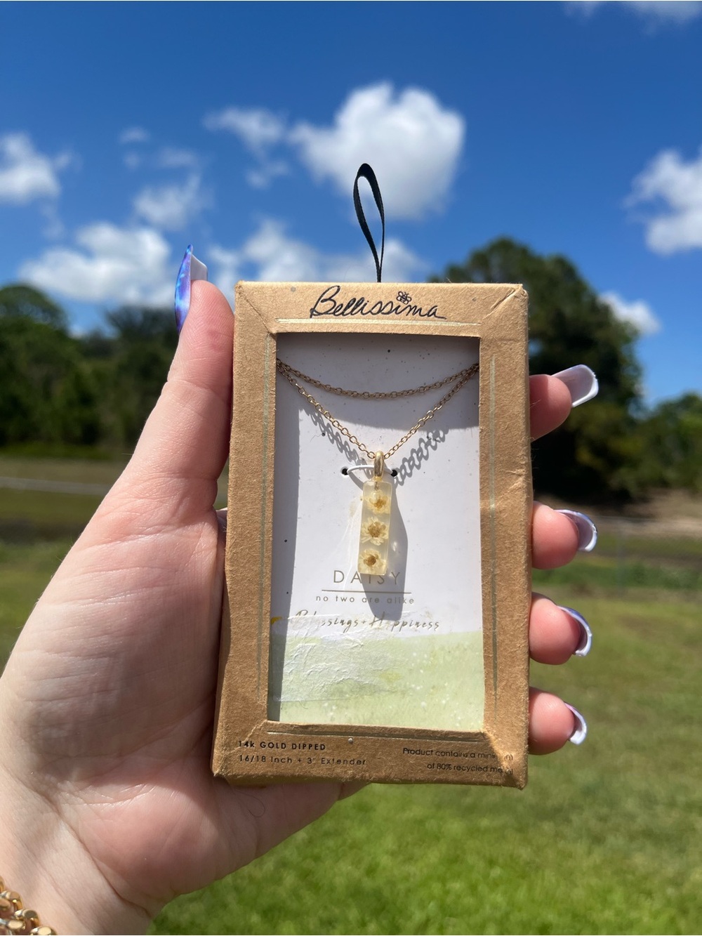 Bellissima Gold Daisy Pendant Necklace in Yellow Resin